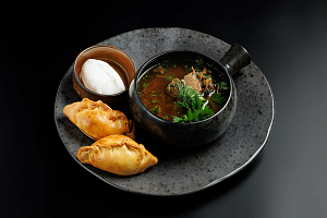 Валаамские щи с копченым ребром и пирожком с яйцом