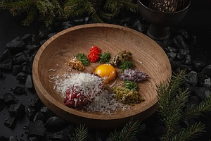 Тартар из оленины с копченым желтком