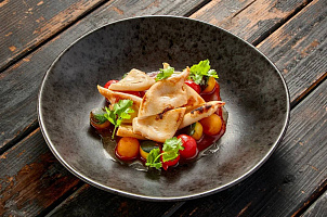 Кальмар гриль с помидорами черри и цукини