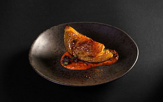 Стейк из капусты с соусом ромеско