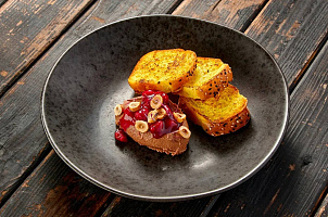 Паштет из печени оленя с конфирюром из вишни