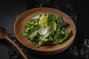 Салат из весенней зелени