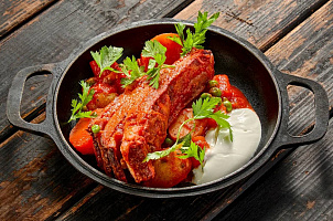 Томленая свинина с овощами