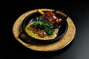 Баранья голень с полбой и базиликовым соусом