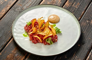 Тартар из оленины с брусничным соусом