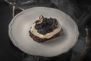 Тост из черного хлеба с черной икрой