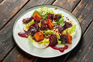 Салат с печеными овощами и грушей