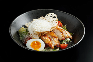 Цезарь с куриным бедром на гриле