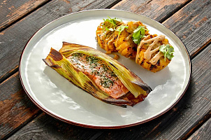 Кижуч в кукурузных листьях 